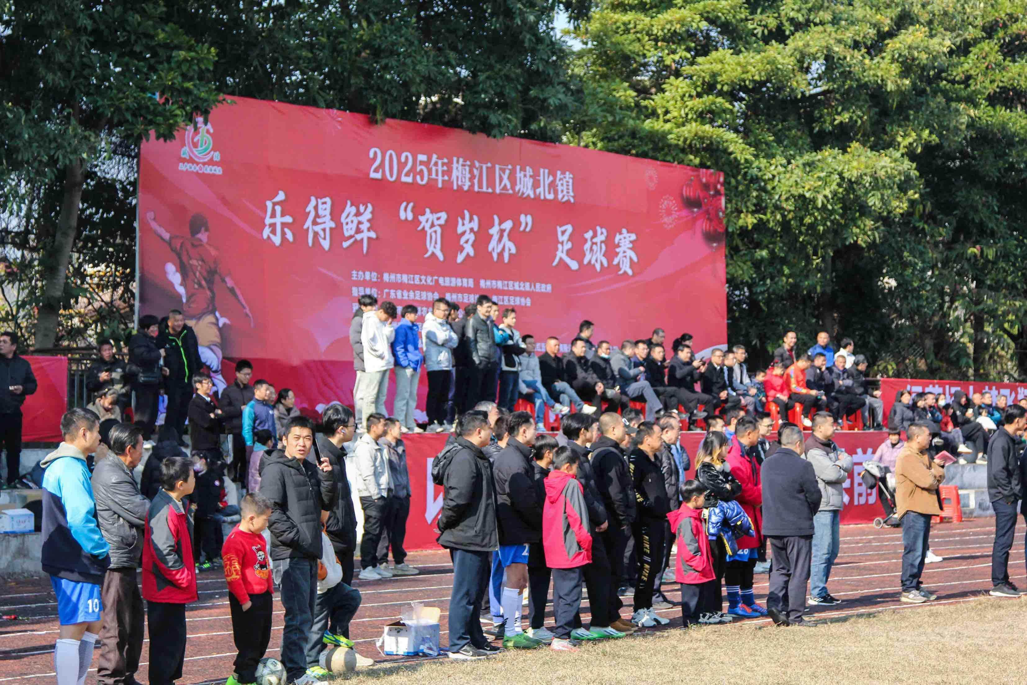 阿尔希拉尔球迷现场助威，球队斗志昂扬